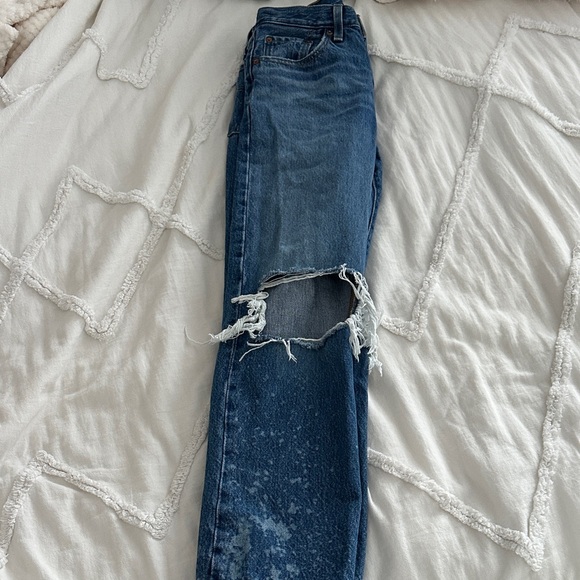 Premium Women’s Levi’s Distressed Blue Jeans - Picture 7 of 8